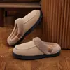 Novas pantufas masculinas de tamanho grande, novo modelo de inverno 2026, de pelúcia e espessas para aquecimento, sapatos de algodão slip-on estilo europeu e americano para homens, transfronteiriço
