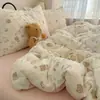Conjunto de Quatro Peças de Gaze Dupla Nível Bebê e Materno Tipo Nuvem Classe A, Roupa de Cama Individual para Dormitório em Gaze de Algodão, Amigável à Pele e Adequado para Todas as Estações, Conjunto de Roupa de Cama de 4 Peças