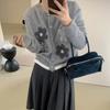 2025 Nuevo Otoño e Invierno Moda Contraste de Color Bajo Gancho Flor Estéreo Decorativo Tejido Cuello Redondo Chaqueta Cárdigan Top