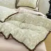 Juego de ropa de cama de cuatro piezas de terciopelo gofrado vintage Clase A, terciopelo de leche, engrosado y cálido para invierno, funda de edredón y sábana de terciopelo coral de doble cara 4