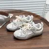 Superfície de couro quatro estações estilo coreano prata sapatos de treino alemães meninas primavera e outono novo estilo macio antiderrapante balé Aggan tênis de plataforma esportivos à prova d'água