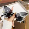 Óculos de sol sem aro de diamante em forma de borboleta transfronteiriça Personalidade da moda feminina Óculos de sol exagerados Europeu e americano Internet Diamante vermelho quebrado