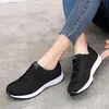 Sapatos esportivos novos de verão 2020 sapatos de rede de verão femininos sapatos casuais de corrida em malha sapatos de estudante femininos atacado