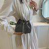 Bolsa Balde com Strass Feminina 2026 Novo Estilo Simples Moda Casual Grande Capacidade Ombro Transversal Bolsa Tendência com Strass