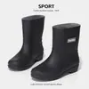 Botas de chuva impermeáveis, estilo moderno de cano médio, confortáveis, com sola grossa, design de cano alto, modelo feminino, grossas e reforçadas, duráveis