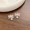Pendientes Coreanos de Corazón de Amor Texturizado con Moño Hueco, Simples y Versátiles, Pendientes de Alta Gama y Elegantes, Nuevo Estilo 2026