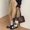 Bolso de axila Henggeng modelo nuevo transfronterizo, bolso tote con hebilla de cinturón vintage, bolso de hombro para commuting estilo motocicleta coreano de gran capacidad