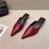 Sandálias Femininas de Verão 2026 Novo Estilo Elegantes Emagrecedoras Bico Fino Salto Gatinho Bico Fechado Sandálias de Couro Macio para Uso Externo Mule de Salto Fino Meia Pantufa