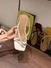 Sandálias de cunha slip-on de metal com fivela estilo coreano Chuyuji para mulheres, novos sapatos versáteis de verão estilo fada para uso externo com um visual elegante