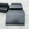 Placas de borracha para passagens de nível ferroviário para uso em mineração possuem superfície antiderrapante, não se deformam ou racham facilmente e são adequadas para placas de passagem de trilho de aço de 43-60kg.