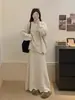 Conjunto de malha de estilo suave para mulheres, novo modelo outono e inverno de 2026, conjunto de duas peças com cardigã suéter solto de gola V + saia de cintura alta