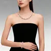 Estilo Igual al de Little Red Book Pulsera de Perlas de Imitación y Cadena para el Cuello Set de Bebé Cadena para Suéter Versátil de Lujo Accesible de Gama Alta de Nicho para Mujer