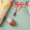 O pingente de durian de sândalo pode ser usado como um item decorativo para artesanato com tema de frutas, acessórios de carro, mesas de chá, salas de estar ou como um ornamento para casais para carregar por aí.