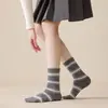 Calcetines de media pantorrilla para mujer, calcetines a rayas estilo coreano, calcetines de lana gruesos y cálidos para otoño e invierno, calcetines largos con estampado Fair Isle