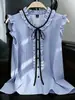 Camisa de talla grande de estilo suave para comercio exterior, a rayas, con mangas con volantes, cuello en V, lazo de cinta negra, top sin mangas adelgazante