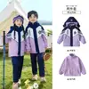 Uniforme de Jardim de Infância Estilo Jaqueta 2026 Novo Conjunto Outono e Inverno Uniforme Escolar Fundamental Infantil Conjunto de Três Peças para Esportes Escolares