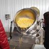 Máquina para producir palomitas de maíz con sabor a crema. Transportador electromagnético para palomitas de maíz. Equipo para la producción de palomitas de maíz con sabor a crema.