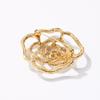 Broche de camelia hueca de estilo fragante, diseño de alta gama para mujer, estilo nicho, accesorio para chaqueta de traje que combina con todo.