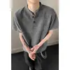 Camiseta de Manga Corta para Hombre con Cuello Henley y Cuello Alto de Comercio Exterior 2026 Verano Retro Americano Marca de Moda Desaliñado Fresco Holgado Talla Grande Manga Media