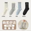 Meias de Outono e Inverno Femininas Bloqueio de Cores Azul-Cinza Meias de Cano Médio Meias Femininas Listradas Doces JK Japonesas Meias com Laço Babados para Mulheres