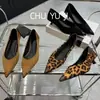 Primer Encuentro Temporada 2026 Otoño Nuevos Zapatos de Salón Individuales Franceses Sexys con Estampado de Leopardo y Tacón de Gatito Estilo Retro para Mujer Tacón Bajo Ante Corte Bajo