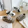 Zapatillas casuales para niños 2026 otoño e invierno de moda versátiles nuevas con estampado de leopardo puntera de concha para niños zapatillas resistentes a la suciedad para niñas