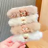 Outono e inverno cor de chá com leite anel peludo corda de cabelo urso morango desenho animado pelúcia capa de couro café popular cabeça de bola adorno de cabeça faixa de cabeça