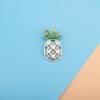 Estrellas transfronterizas de gran venta con broche de piña hueca de perlas para niñas, pin antiluz, joyería para suéter
