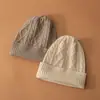Gorro informal de cachemir calado de color liso, gorro de punto trenzado tridimensional, gorro de lana versátil y cálido para mujer, otoño e invierno 2023