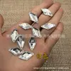Venta al por mayor de fábrica color diamante acrílico taladro para coser a mano plano prismático fondo plano doble agujero taladro accesorios para ropa accesorios strass