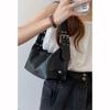 Bolsa de Ombro Estilo Motociclista Retro Americano para Mulheres, Bolsa de Ombro Versátil com Fivela de Metal, Design de Nicho, Bolsa Casual Feminina de Couro Macio