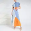 Conjunto de dos piezas de verano único y hermoso con diseño inspirado en Miyake, que presenta una falda plisada y un atuendo completo