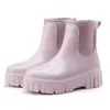 Botas de lluvia de moda transfronterizas Botas de lluvia resistentes al desgaste con suela gruesa para mujer Estilo coreano versátil Zapatos impermeables para mujer Zapatos de goma antideslizantes para cocina para mujer