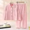 Conjunto de loungewear xadrez infantil grau A, cardigã de manga longa para primavera/outono com gola de lapela, pijama macio e confortável para meninos e meninas, vendido em conjuntos de dois