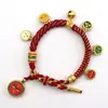 Pulseira Trançada Feita à Mão Estilo Xizang com Cinco Divindades da Riqueza, Pulseira Thangka, Pingente Olho do Dharma do Deus da Riqueza, Pulseira com Cordão Vermelho e Sino