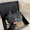 Bolso casual de color sólido 2026 nuevo retro de gran capacidad con cierre de hebilla de metal para ir al trabajo, cruzado y debajo del brazo para mujer