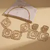 Conjunto de Dos Piezas de Pendientes Cuadrados Metálicos Huecos Plegados y Collar de Estilo Europeo y Americano, Exagerado y Único, Joyería de Nicho de Alta Gama para Mujeres