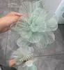 Presilha de cabelo triângulo em tecido para mulheres, com um visual sofisticado, perfeita para criar um coque estiloso na parte de trás da cabeça; uma grande presilha tipo tubarão com aparência delicada, com um laço de borboleta