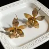 Flor de Agulha de Prata Simples Fashion C-shaped Europeu Americano Transfronteiriço Brincos de Tarraxa Metálicos Sensação de Luxo Leve High-end Joias de Orelha Atacado