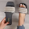 Sandalias Casuales de Punta Cuadrada con Tira Única de Perlas y Pedrería 2026 Nuevo Estilo de Verano Calzado de Exterior Chanclas de Fondo Plano Transfronterizas Estilo Europeo Americano para Mujer