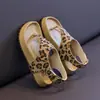 2026 Verão Novas Sandálias Chinelo com Estampa de Leopardo para Meninas Solado Grosso Solado Macio Calçados de Férias para Praia Antiderrapantes Tamanhos Médios e Grandes para Crianças