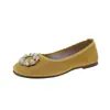 Zapatos de tacón bajo para mujer 2026 nuevo estilo perla suela plana slip-ons mocasines versátiles con faldas para ir al trabajo suela suave zapatos para conducir