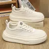 Zapatos de hombre, nuevas zapatillas de moda versátiles para todas las estaciones, zapatos casuales de suela gruesa que aumentan la altura, zapatos blancos, zapatillas deportivas ligeras y transpirables para hombre