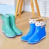 Botas de lluvia nuevas Zapatos impermeables para mujer Zapatos de goma Botas de lluvia de moda cálidas para mujer de altura media para adulto Antideslizantes para cocina trabajo Botas de lluvia