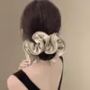 Novedoso y versátil scrunchie con bordes rizados y textura satinada, elegante y versátil goma para el pelo