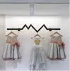 Colgador de ropa de hierro para pared tienda de ropa ropa de mujer ropa de niños estante expositor en la pared combinación de colgado frontal y lateral barra colgante