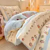 Nuevo Conjunto de Cuatro Piezas de Algodón 100% con Forro de Leche, Estampado Floral de Dibujos Animados, Grado Madre-Bebé, Clase A, Otoño/Invierno 2026, Conjunto de Tres Piezas para Cama de Estudiante
