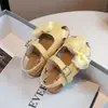 Sandalias de Princesa para Niñas 2025 Nuevo Verano Estilo Francés Pequeño Zapatos Cerrados para Niñas Suela Suave Antideslizante Zuecos Infantiles