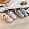 Zapatos Casuales Versátiles de Moda para Niñas 2026 Primavera/Verano Nuevos Mocasines Infantiles de Suela Suave con Perlas en Estilo Dulce Zapatos de Entrenamiento Alemanes