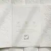 Invitación de boda de flor de magnolia tridimensional en relieve blanco puro, artesanía de relieve sin tinta, juego de invitaciones de boda simple y elegante